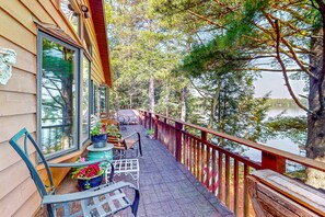 Terrace/patio - Charming 5BR Lake Home, Dog-friendly, with a full bar, Kayaks, Gas Grill, & WIFI (Rhinelander)