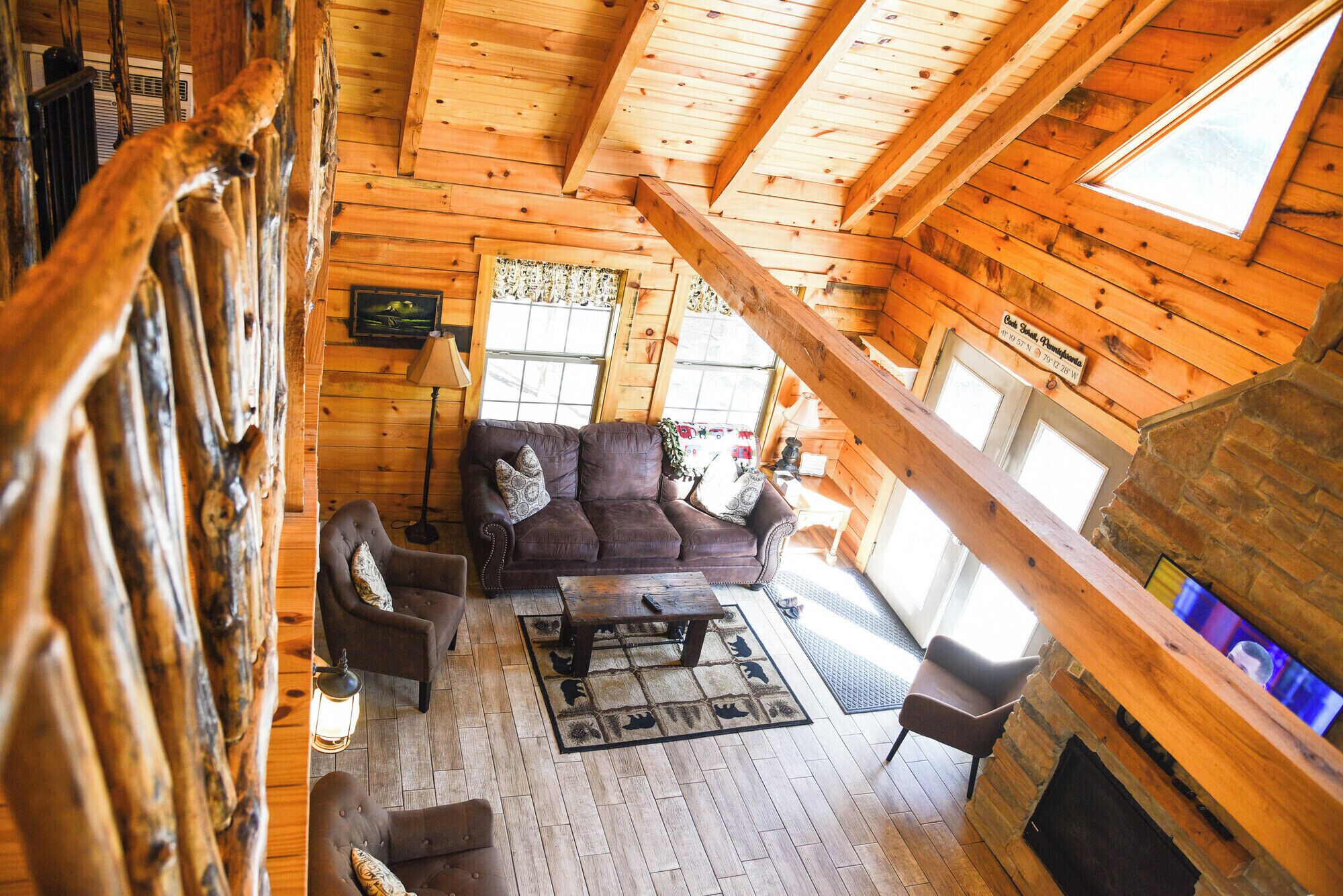 Een televisie, een open haard en een dvd-speler