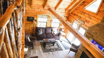 Een televisie, een open haard en een dvd-speler