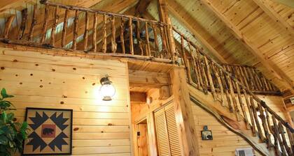 Friendly Bear Log Cabin near Cook Forest State Park