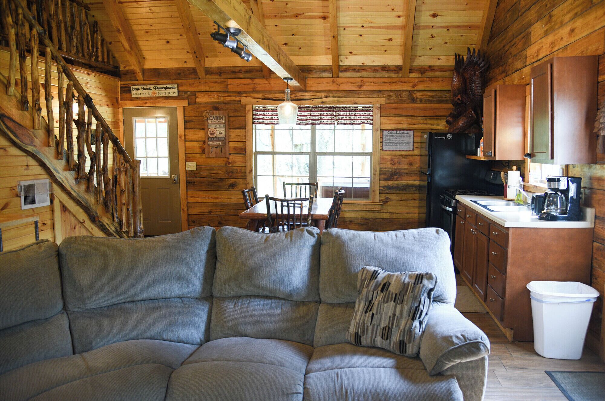 Een televisie, een open haard en een dvd-speler