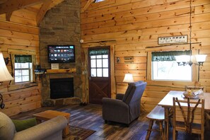 TV, fireplace, DVD player - Mama Bear Log Cabin near Cook Forest State Park (Leeper)