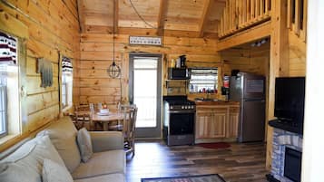 Een televisie, een open haard en een dvd-speler