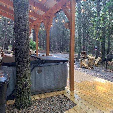 Terrace/patio. The Hideaway near Cook Forest State Park