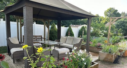 Classic Saratoga Farmhouse walk to Broadway, close to track & SPAC
