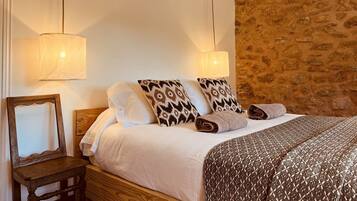 6 bedrooms, desk, iron/ironing board, WiFi