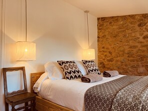 6 bedrooms, desk, iron/ironing board, WiFi - LA Grange ~ Lac du Salagou ~ Eco-gîte de Groupe ~ Entre lac et Montagne (Liausson)