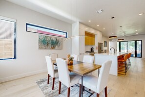 Dining - Fantastic townhouse with enclosed backyard and high-speed internet (Austin)