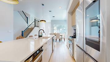 Geladeira, micro-ondas, fogão, cooktop