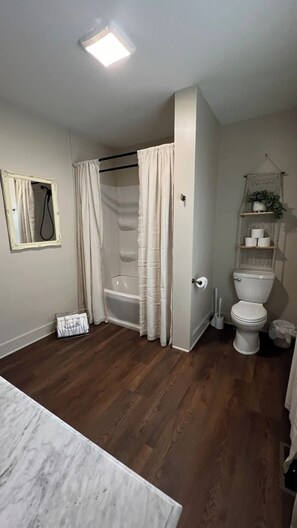 Hair dryer, towels, soap, shampoo - New - Cozy Hocking Hills Cottage w Hot Tub

 (Nelsonville)