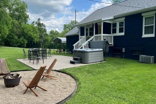 New - Cozy Hocking Hills Cottage w Hot Tub

