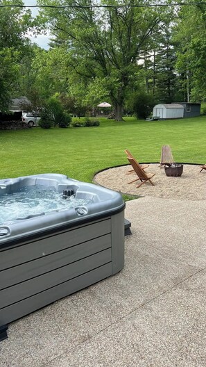 Outdoor spa tub