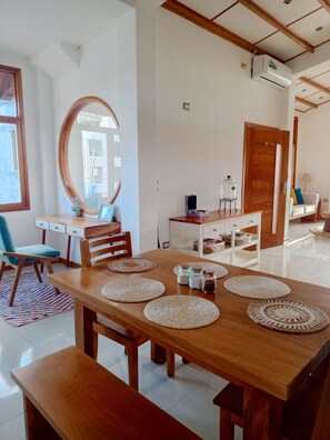 Apartamento Deluxe, balcón, vistas a la ciudad | Comedor