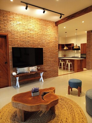 Apartamento superluxo, sacada | Área de estar | TV LCD, Netflix, filmes pagos, serviços de streaming