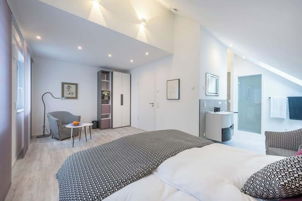 2 Schlafzimmer, Schreibtisch, Bügeleisen/Bügelbrett, Reisekinderbett