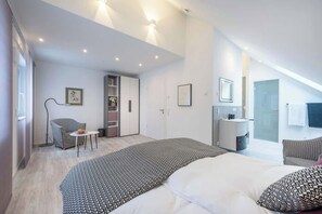 2 Schlafzimmer, Schreibtisch, Bügeleisen/Bügelbrett, Reisekinderbett