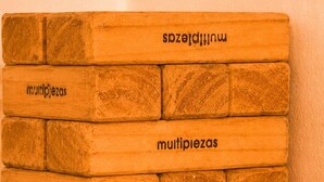 A stack of wooden blocks with the word 'multipiezas' on them. - Buenos Aires de Ezeiza Resort Vacacional - Departamento N°1 (La Unión)