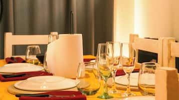Departamento Confort, varias camas, vista a la alberca | Comedor