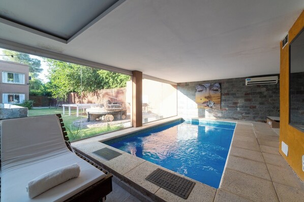 Indoor pool, outdoor pool, open open 24 hours a day, pool umbrellas - Buenos Aires de Ezeiza Apart Hotel (La Unión)