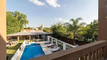 Departamento Confort, varias camas, vista a la alberca | Balcón