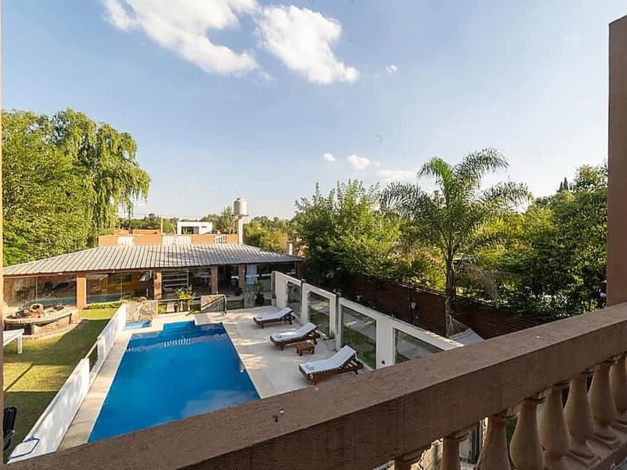 Apartamento conforto, várias camas, vista para a piscina | Sacada
