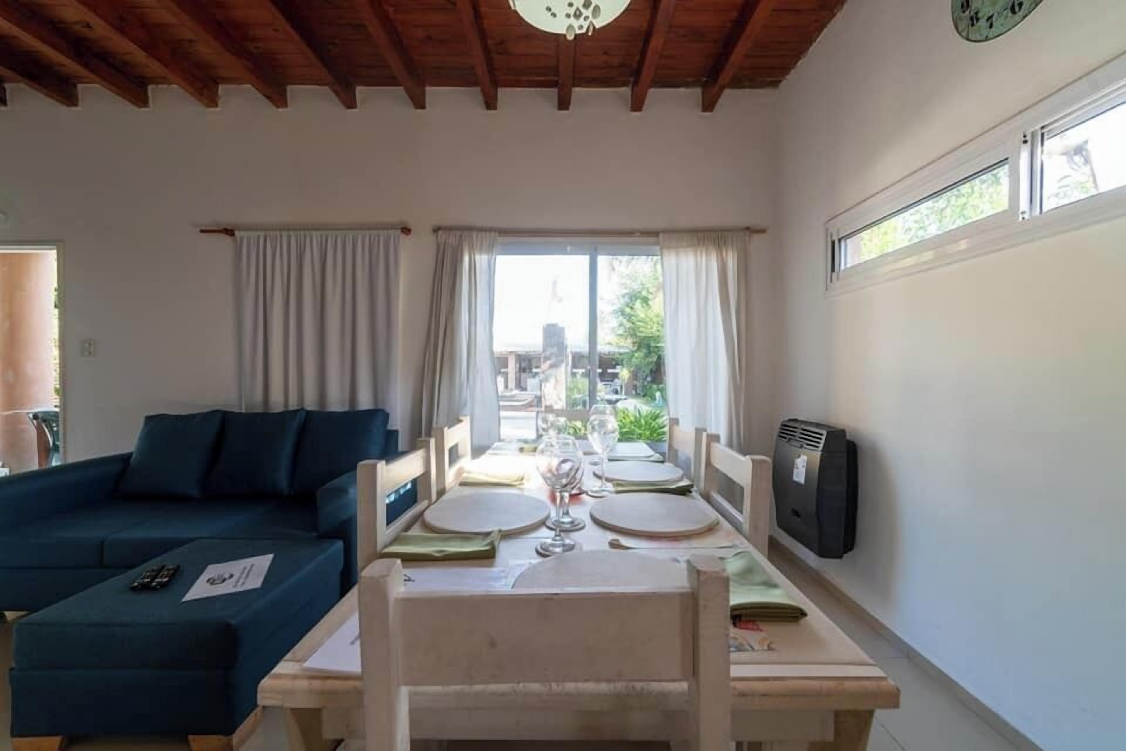 Comfort Apartment, Multiple Beds, Pool View | Dining room