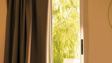 Departamento Confort, varias camas, vista a la alberca | 2 habitaciones, ropa de cama de alta calidad y muebles diferentes