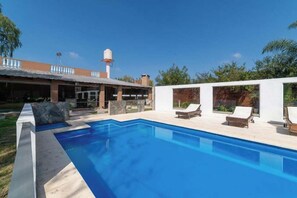 Indoor pool, outdoor pool, open open 24 hours a day, pool umbrellas - Buenos Aires de Ezeiza Apart Hotel (La Unión)