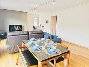 Flat-screen TV - Two bedrooms with parking in Hesperange (Hesperange)