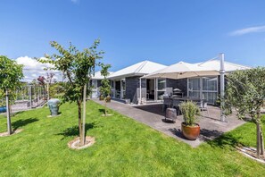 Outdoor dining - Michaelia House, Greytown (Greytown)