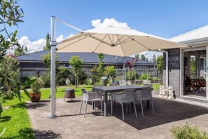 Outdoor dining - Michaelia House, Greytown (Greytown)