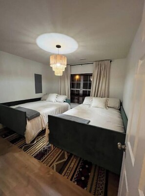 3 bedrooms, iron/ironing board, WiFi, bed sheets