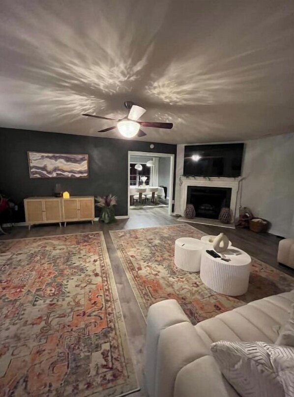 Smart TV, fireplace