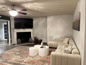 Smart TV, fireplace