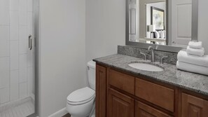 Een douche, een bubbelbad, een haardroger, handdoeken