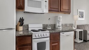 Een koelkast, een microgolfoven, een oven, een kookplaat