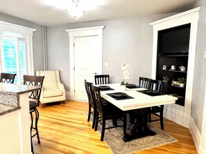 Dining - Stylish home next to train to Boston, near Salem (Wakefield)