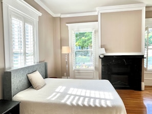 2 bedrooms, in-room safe, desk, free WiFi - Stylish home next to train to Boston, near Salem (Wakefield)