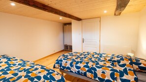 3 bedrooms, iron/ironing board, travel crib