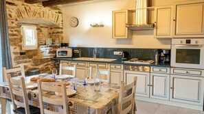 Fridge, microwave, oven, dishwasher - Gîte de Montredon - CUBIERES (CUBIERES)