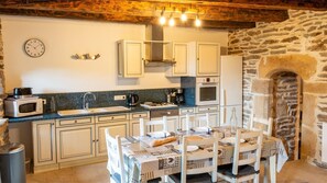 Kühlschrank, Mikrowelle, Ofen, Geschirrspüler