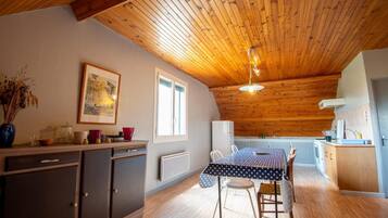 Een koelkast, een microgolfoven, een oven, kookgerei, borden en bestek