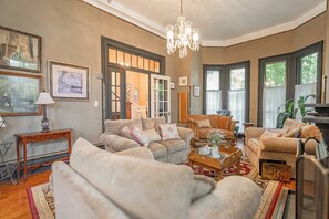 Smart TV - Historic landmark 4-bed 4 bath house in marvelous Savannah with free parking! (Savannah)