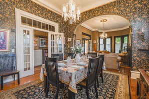 Dining - Historic landmark 4-bed 4 bath house in marvelous Savannah with free parking! (Savannah)