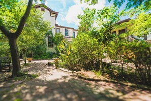 Property grounds - Historic landmark 4-bed 4 bath house in marvelous Savannah with free parking! (Savannah)