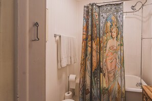 Douche, sèche-cheveux, serviettes fournies, savon