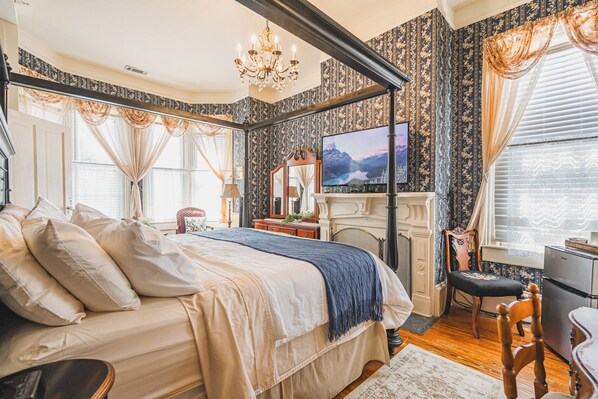 4 bedrooms, desk, iron/ironing board, free WiFi - Historic landmark 4-bed 4 bath house in marvelous Savannah with free parking! (Savannah)