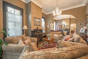 Smart TV - Historic landmark 4-bed 4 bath house in marvelous Savannah with free parking! (Savannah)