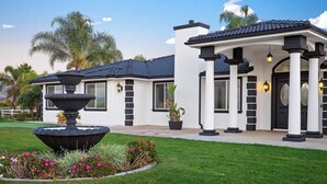 A modern house with a fountain, white exterior, and black accents. - Grenache Estate - Nestled in Temecula Wine Country (Temecula)