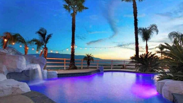 A pool with a sunset view, palm trees, and string lights. - Grenache Estate - Nestled in Temecula Wine Country (Temecula)